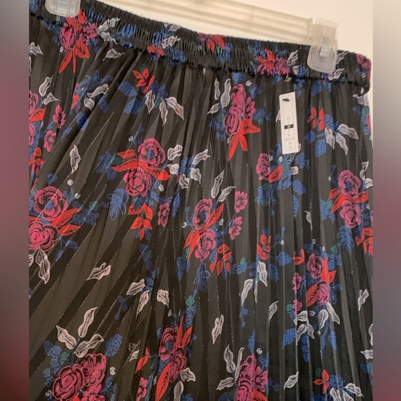 Blouse and skirt set. - Picture 8 of 8